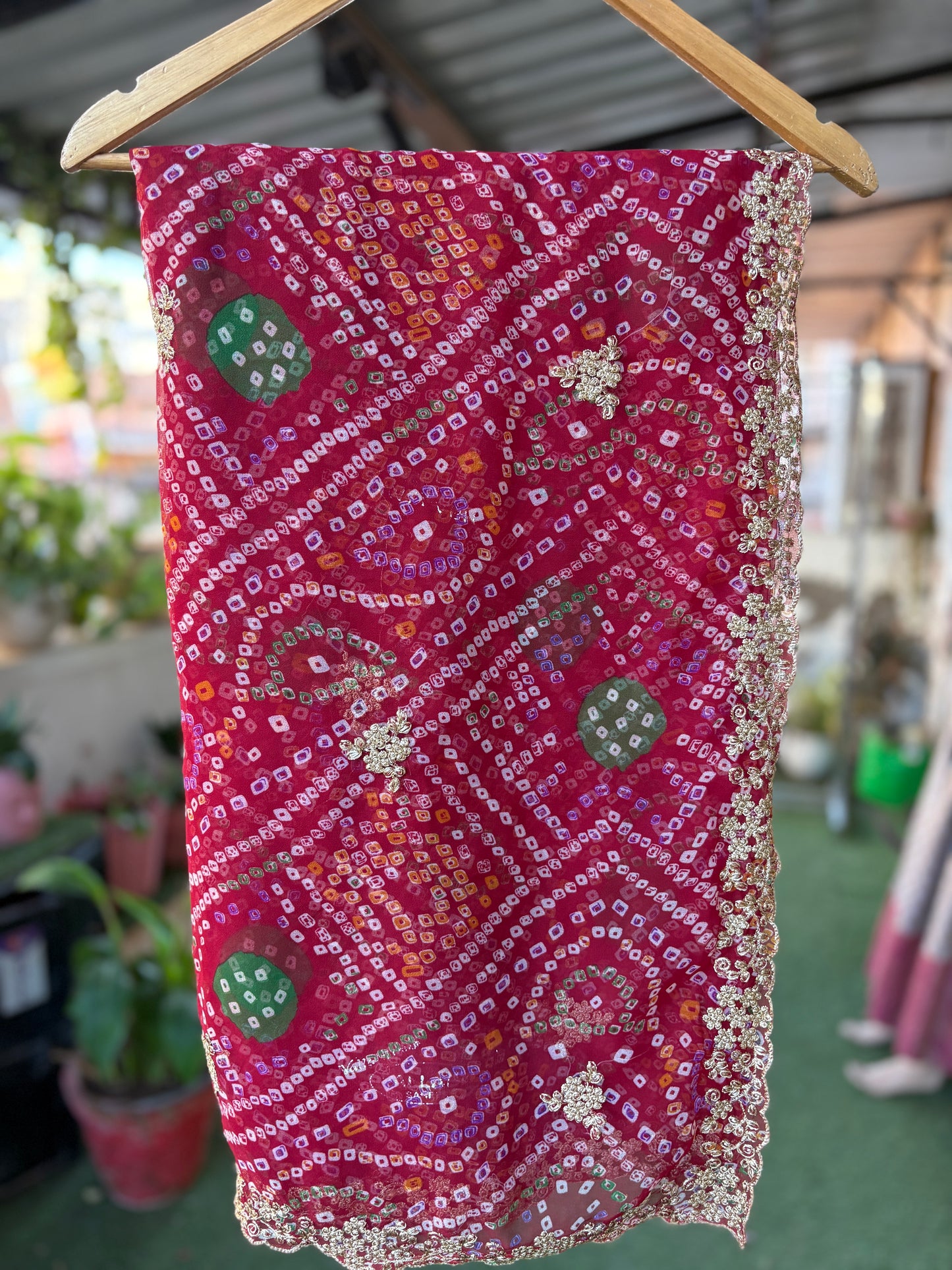 Mehroon Redish bhandani with Cut work Zari Border