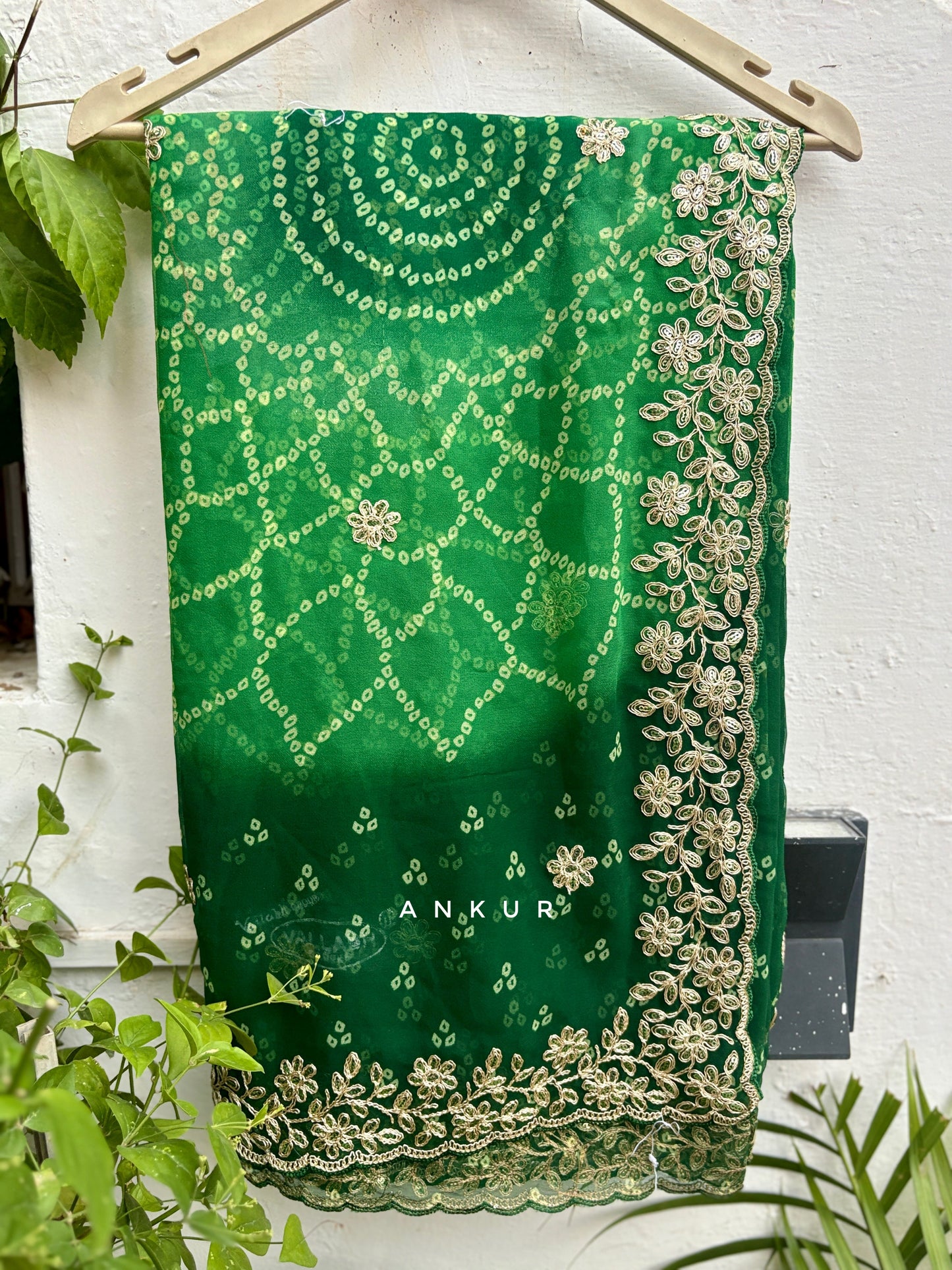 Shaded Bandhani Green Gewar Nagina